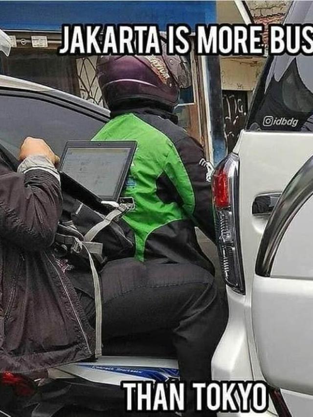 7 Potret Kocak Orang Numpang Belajar di Mana Aja