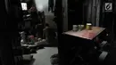 Aktivitas warga Gang Venus, Kelurahan Jembatan Besi, Kecamatan Tambora, Jakarta, Kamis (5/9/2019). Warga Gang Venus harus menggunakan listrik selama 24 jam penuh akibat minimnya cahaya matahari yang masuk ke kawasan mereka. (merdeka.com/Iqbal Nugroho)