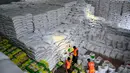 Saat ini, persediaan beras Bulog di Provinsi Aceh mencapai sekitar 97 ribu ton. Tampak dalam foto, para pekerja menyortir karung-karung beras di gudang Badan Urusan Logistik (Bulog) di Lambaro, Provinsi Aceh pada 29 Desember 2025. (CHAIDEER MAHYUDDIN/AFP)