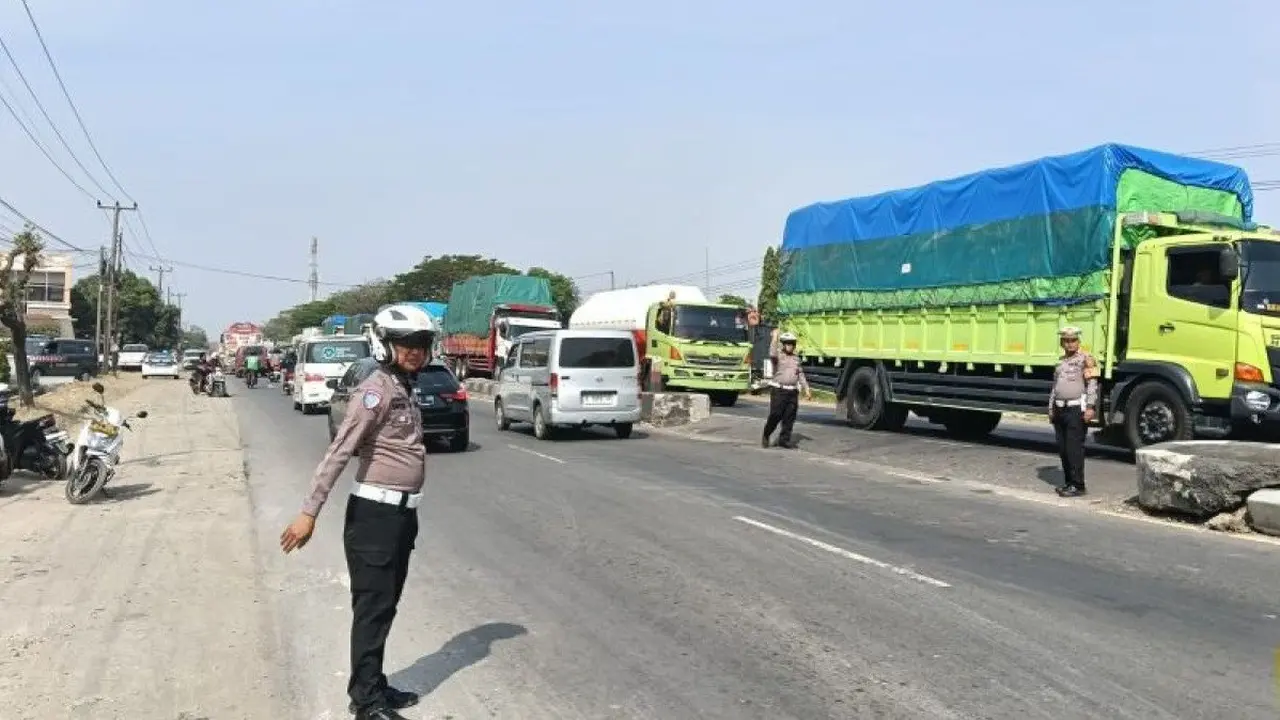 Lokasi kejadian kecelakaan di Jalur Pantura Indramayu, Jawa Barat, Minggu (12/7/2026). (Dok. Antara)