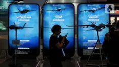 Pengunjung melihat pameran The 10th Indo Defence 2025 Expo & Forum di Jakarta International Expo Kemayoran, Jakarta, Rabu (11/6/2025). (Liputan6.com/Angga Yuniar)