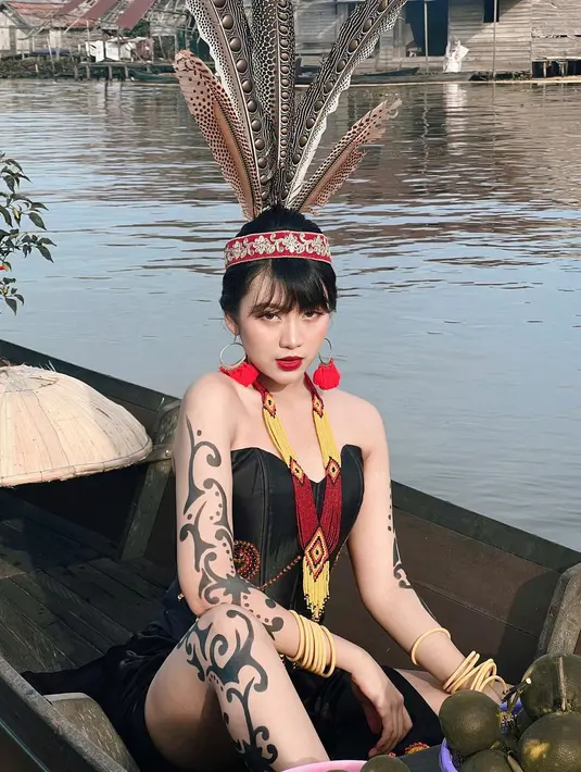 Tak hanya pakai kostum adat Banjar, Ghea juga berdandan ala gadis Dayak.