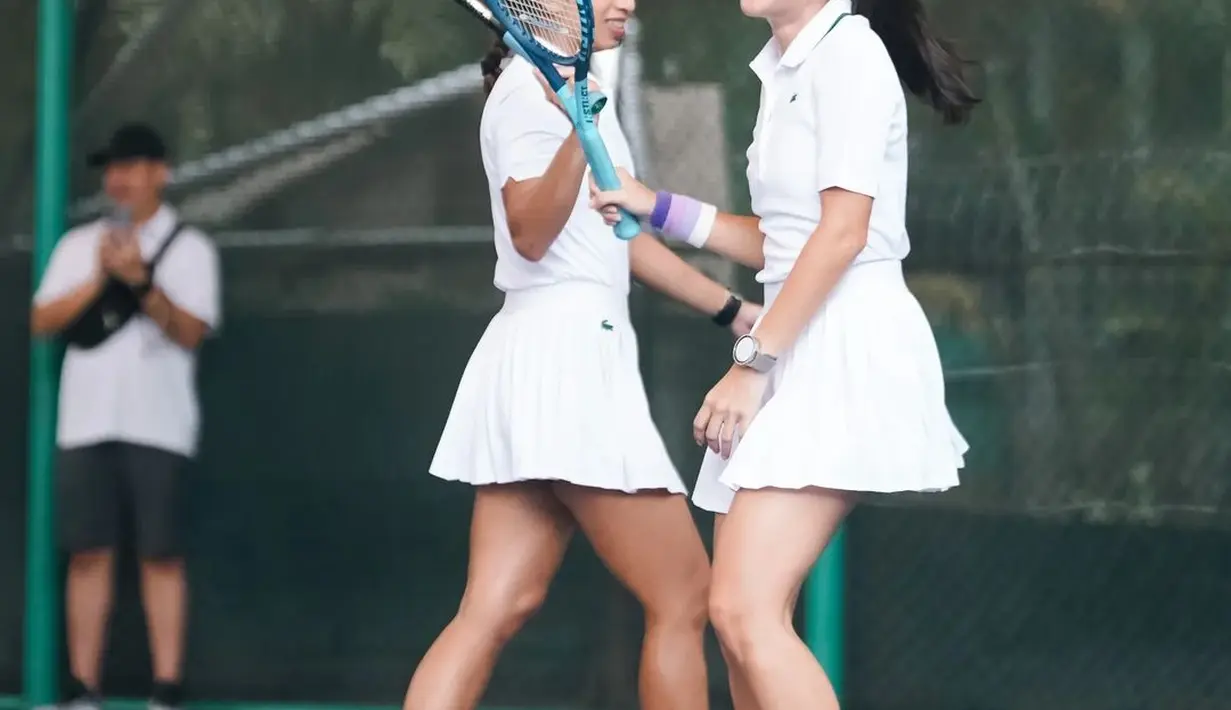 Dian Sastro pun tampak menyenangi olahraga tenis. Di salah satu potret yang ia unggah di akun Instagram, Dian Sastro tampak menikmati momen bermain tenis bersama sahabatnya, mengenakan polo shirt, lengkap dengan rok tenisnya yang berwarna putih. Ia memilih tampilan all white outfit dengan sneakers putih. Mana penampilan seleb saat bermain tenis yang jadi favoritmu, Sahabat FIMELA?