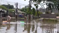 Banjir yang mengepung Perumahan Taman Narogong Indah, Rawalumbu, Kota Bekasi setinggi 60-150 sentimeter. Foto: Bam Sinulingga/Liputan6.com