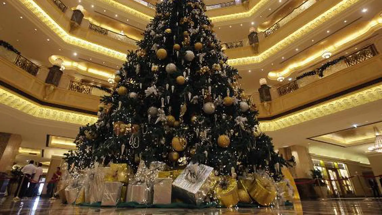 Pohon natal emas - Christmas Tree Abu Dhabi 1