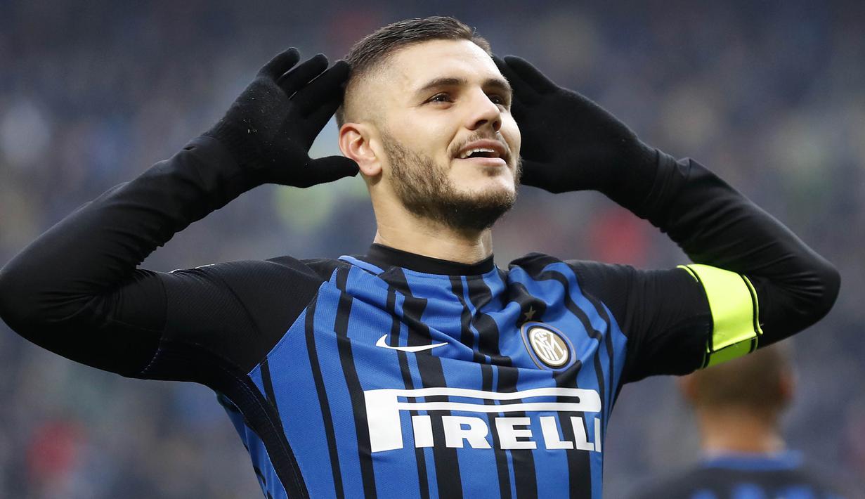 Striker inter Milan, Mauro Icardi, merayakan gol yang dicetaknya ke gawang Chievo pada laga Serie A Italia di Stadion San Siro, Milan, Minggu (3/11/2017). Inter menang 5-0 atas Chievo. (AP/Antonio Calanni)