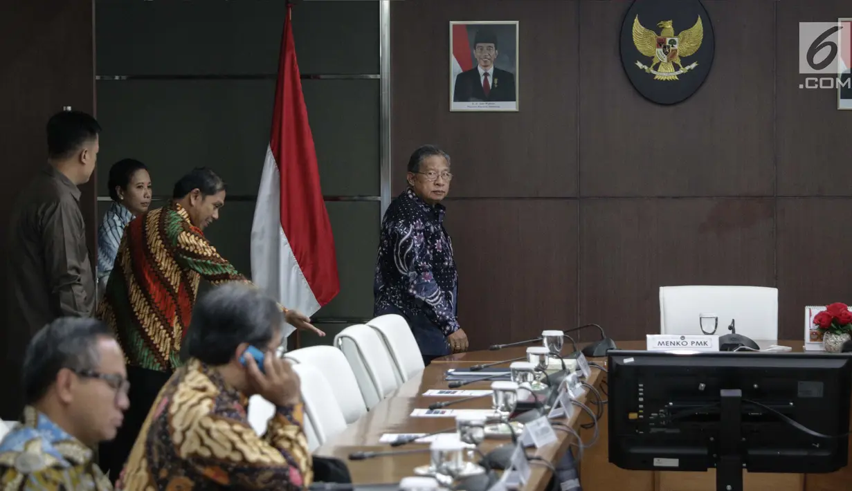 Menko Perekonomian Darmin Nasution memasuki ruangan untuk mengkuti Rakor Tingkat Menteri di Kantor Kemenko PMK, Jakarta, Rabu (6/11). Rakor tersebut membahas tentang evaluasi pelaksanaan program Beras Sejahtera (rastra). (Liputan6.com/Faizal Fanani)