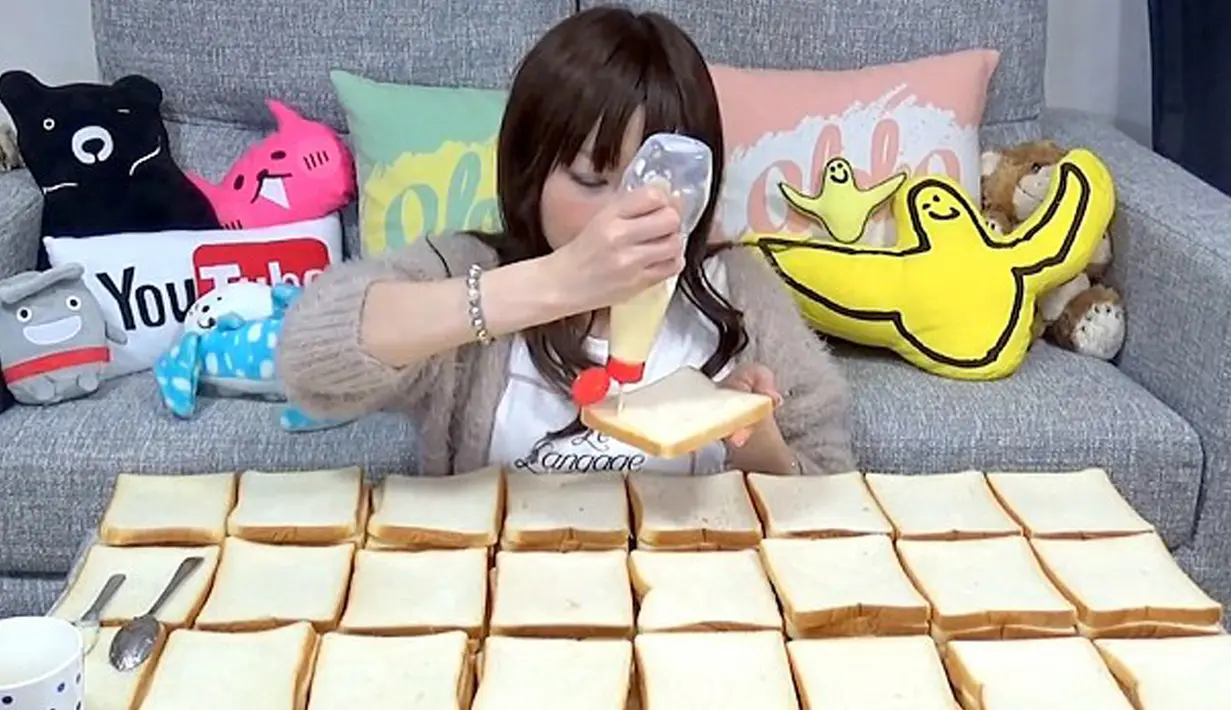 Awalnya Yuka Kinoshita hanya memakan rotinya begitu saja, tapi selanjutnya Youtuber asal Jepang tersebut mulai menambahkan mentega, selai, keju, madu dan juga mayonaise ke dalam roti tawar yang dimakannya. (dailymail.co.uk)