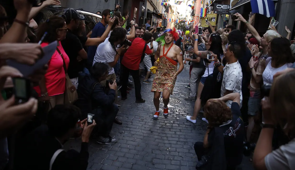 Para penonton terlihat mengambil gambar saat berlangsungnya lomba lari dengan high heels dalam perayaan Gay Pride di Madrid, Spanyol, Kamis (3/7/14). (REUTERS/Juan Medina)