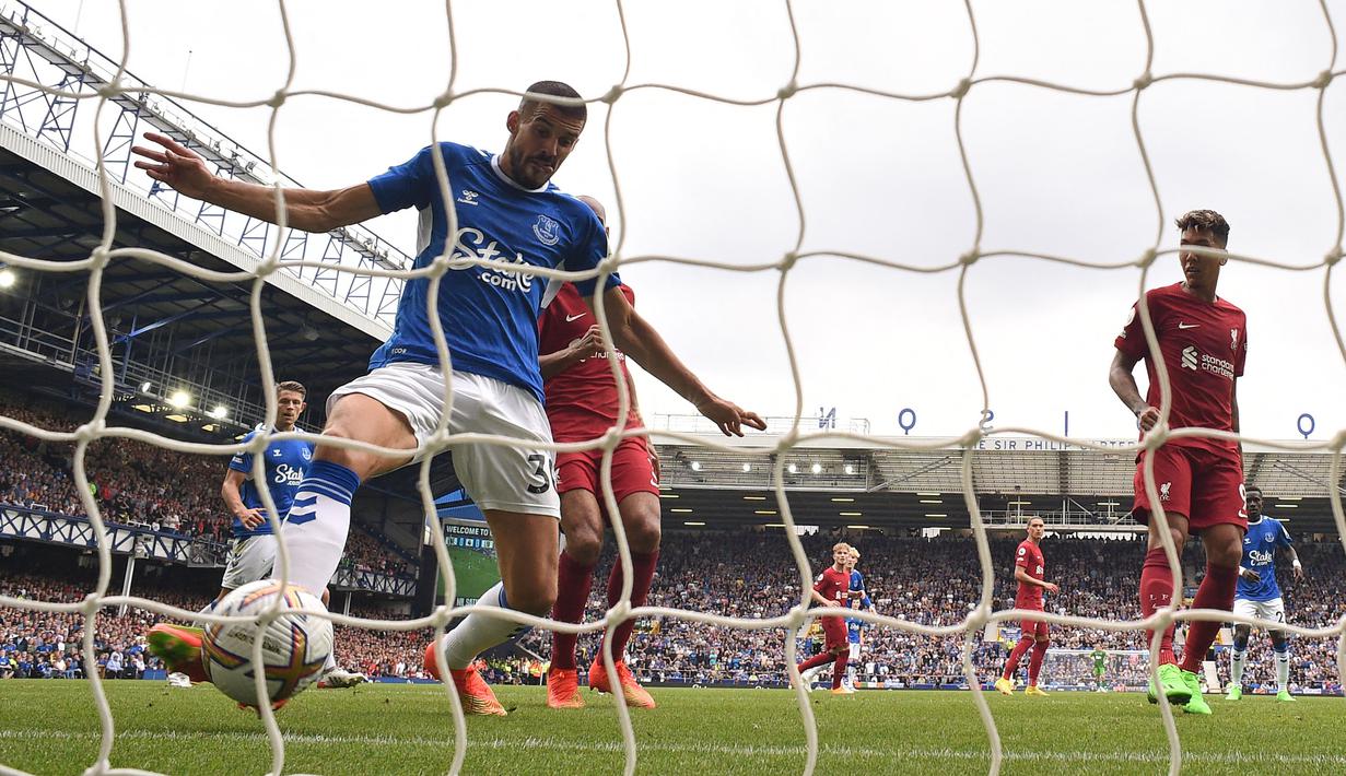 Pada menit ke-69, Everton mampu membuat kejutan setelah Conor Coady mampu membobol gawang Liverpool. Sayang gol tersebut dianulir karena offside setelah wasit meninjau VAR. (AFP/Oli Scarff)