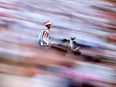 Joki Elias Mannuci menunggang kudanya saat latihan jelang pacuan kuda Palio di Siena, Italia, (29/6/2016). (Reuters/Stefano Rellandini)
