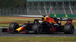 Pembalap Red Bull Max Verstappen mengemudikan mobilnya pada 70th Anniversary Formula 1 Grand Prix di Sirkuit Silverstone, Silverstone, Inggris, Minggu (9/8/2020). Max Verstappen sukses menjadi yang tercepat dalam F1 GP Silverstone 2020. (Will Oliver, Pool Photo via AP)