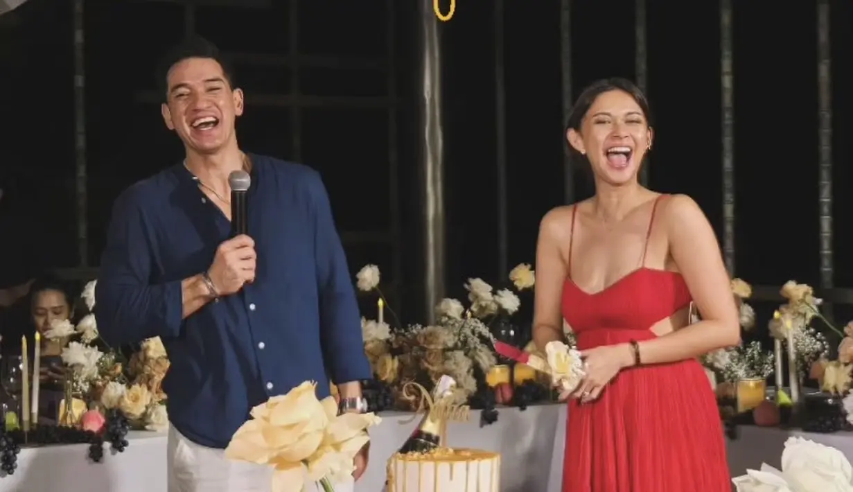 Tampak Nana mengenakan gaun merah spaghetti strap dengan bagian dada cukup terbuka. Dress tersebut memiliki model cut out di bagian perut dengan bagian bawah flowy.[@agungprastista]