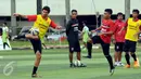 Gelandang Bali United, Lucas Garcia Benetao (kiri) berusaha mengontrol bola saat latihan di Lapangan Pertamina, Jakarta, Rabu (6/4/2016). Kandas di Piala Bhayangkara 2016, Bali United bersiap mengikuti Trofeo Persija. (Liputan6.com/Helmi Fithriansyah)