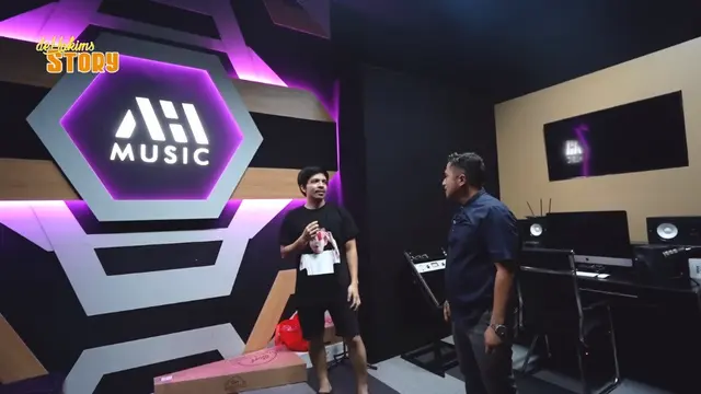 Atta Halilintar menunjukkan studio musiknya kepada Irfan Hakim.