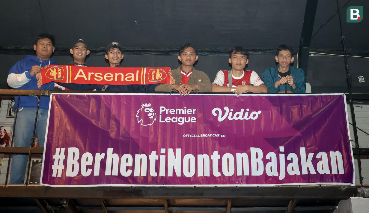 Para pendukung Arsenal dari sekitaran Depok juga hadir dalam acara Roaring Night Liga Inggris 2023/2024 antara Manchester City melawan Arsenal di Hype Cafe, Depok, Minggu (31/3/2024) malam. (Bola.com/Abdul Aziz)