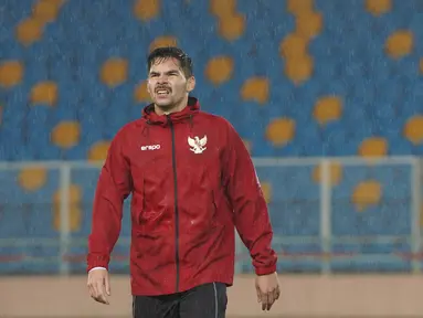 Pemain Timnas Indonesia, Sandy Walsh saat melakukan latihan di bawah guyuran hujan menjelang laga Kualifikasi Piala Dunia 2026 melawan China yang berlangsung di Stadion Qingdao Tiantai, China pada Minggu (13/10/2024) malam waktu setempat. (Dok. PSSI)