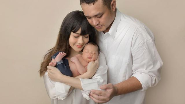 5 Pemotretan Keluarga Gilang Dirga dan Adiezty Fersa Bersama Buah Hati