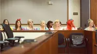 Uniknya, sidang hari itu dipenuhi dengan orang-orang berkostum a la putri-putri Disney.