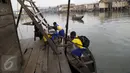 Sejumlah siswa saat tiba di sekolah terapung, Lagos Lagoon, Nigeria (29/2/2016). Sekolah ini dibangun oleh NLE yang dipimpin oleh Adeyemi Kunle yang merupakan seorang arsitek di Nigeria. (Reuters/Akintunde Akinleye)