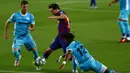 Striker Barcelona, Lionel Messi, berusaha melewati pemain Leganes pada laga La Liga di Stadion Camp Nou, Selasa (16/6/2020). Barcelona menang 2-0 atas Leganes. (AP Photo/Joan Montfort)