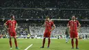 Para pemain Bayern kecewa usai kalah agregat dari Real Madrid  pada leg kedua semifinal Liga Champions di Santiago Bernabeu stadium, Madrid, (1/5/2018). Madrid menang agregat 4-3. (AP/Paul White)