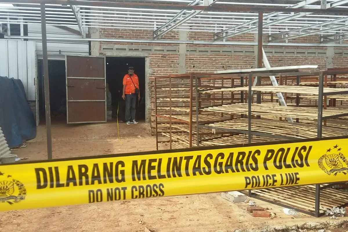 Pabrik telur di Bogor tempat tewasnya tujuh orang diberi garis polisi. (Liputan6.com/Achmad Sudarno)
