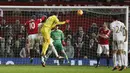 Kiper Swansea, Lukasz Fabianski berusaha mencetak gol lewat sundulan pada lanjutan Liga Premier Inggris di Stadion Old Trafford, Sabtu (02/01/2016). Manchester United menang 2-1. (Reuters/Andrew Yates)
