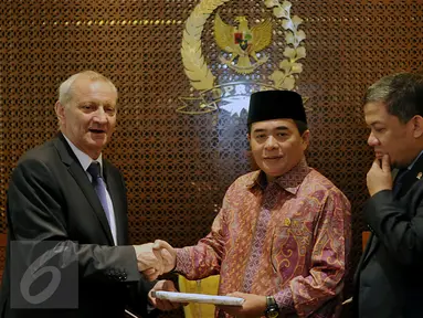 Ketua DPR RI, Ade Komaruddin berjabat tangan dengan Dubes Rep. Ceko, Ivan Hotek (kiri) saat berkunjung ke DPR, Jakarta, Kamis (10/3). Kunjungan membahas persetujuan bebas visa untuk pemegang paspor diplomatik dan dinas RI-Ceko. (Liputan6.com/Johan Tallo)