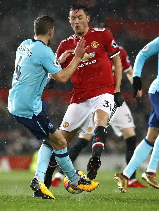 Gelandang Manchester United, Nemanja Matic, berebut bola dengan gelandang AFC Bournemouth, Dan Gosling, pada laga Premier League di Stadion Old Trafford, Rabu(13/12/2017). Manchester United menang 1-0 atas AFC Bournemouth. (AP/Martin Rickett)