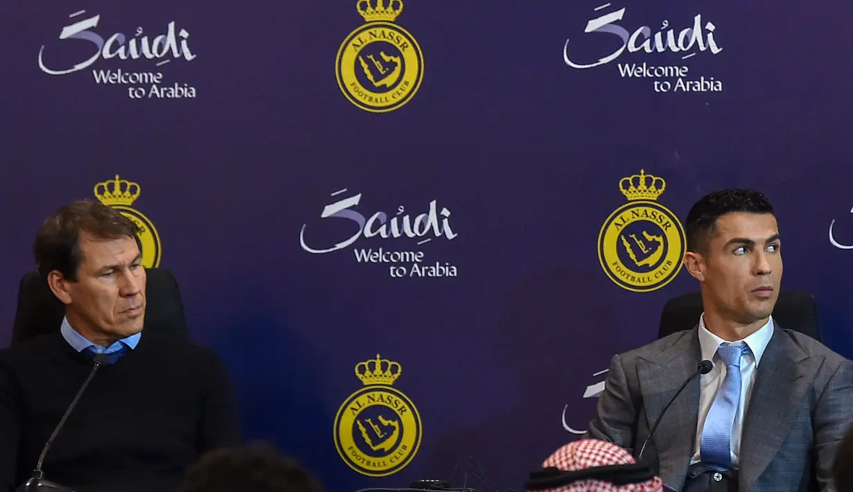 Pelatih Al-Nassr Rudi Garcia dan penyerang Cristiano Ronaldo menghadiri konferensi pers di Stadion Mrool Park di Riyadh, Arab Saudi pada 3 Januari 2023. (Photo by AFP)