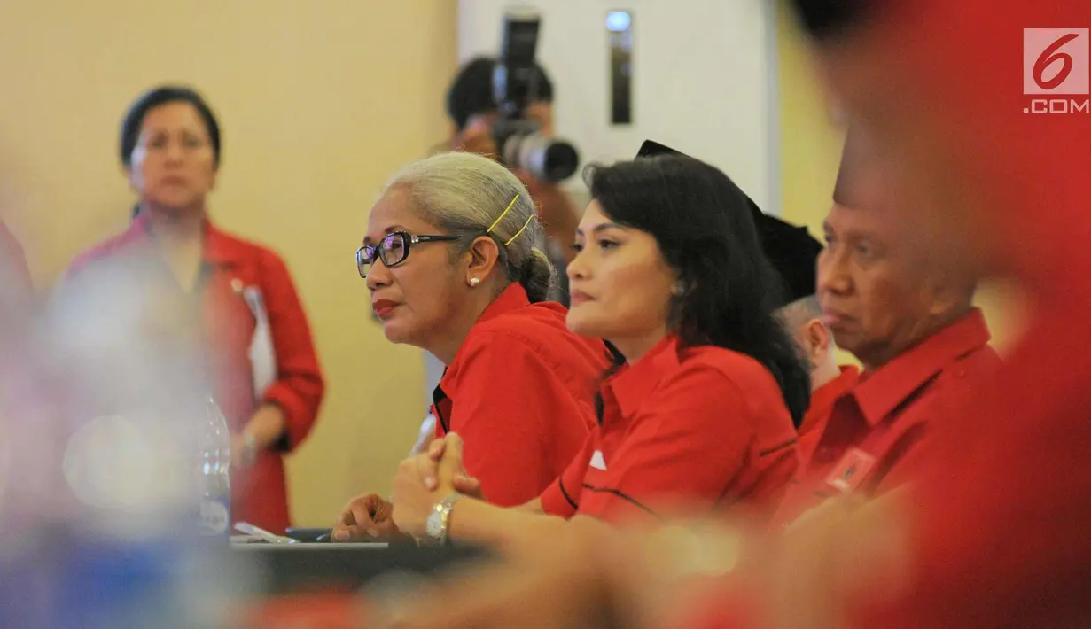 Calon Kepala Daerah dan Wakil Kepala Daerah yang diusung PDI P saat mengikuti Sekolah partai angkatan ke-6, Depok, Minggu (28/1). Sebanyak 88 bakal calon Kepala Daerah dan Wakil Kepala Daerah mengikuti sekolah tersebut. (Liputan6.com/Herman Zakharia)