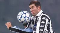 5. Zinedine Zidane - Salah satu dari pesepak bola terbaik sepanjang sejarah ini mulai bersinar saat membela Juventus. Tahun 2001 dirinya memecahkan rekor menjadi pemain termahal dunia saat memutuskan hijrah ke Real Madrid dengan mahar 78 juta euro. (AFP/Gabriel Bouys)