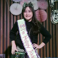 Tidak hanya sampai disitu, pelantun lagu Fall in Love itu juga mendapatkan kado romantis dari lelaki yang selama ini dikabarkan memiliki hubungan khusus, Teuku Rasya. Ia mendapatkan kado dan buket bunga. (Bambang E. Ros/Bintang.com)