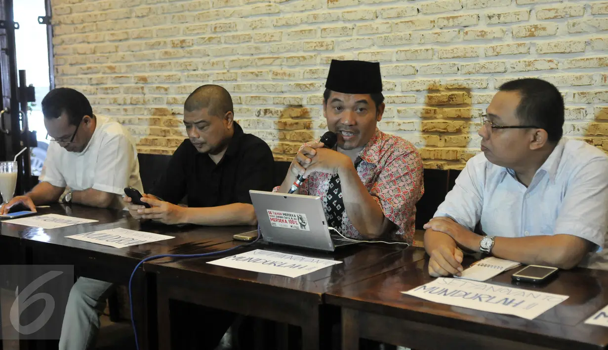 Ray Rangkuti (tengah) saat menggelar konferensi pers terkait Setya Novanto, Jakarta, Minggu (29/11/2015). Koalisi Bongkar Mafia Parlemen mendesak Setnov untuk mundur.(Liputan6.com/Johan Tallo) 