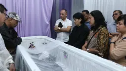 Istri Bartje Van Houten (ketiga kanan), Titiek saat berada dekat jenazah Bartje Van Houten disemayamkan di rumah duka RS ST. Carolus, Jakarta, Jumat (5/5). (Liputan6.com/Herman Zakharia)