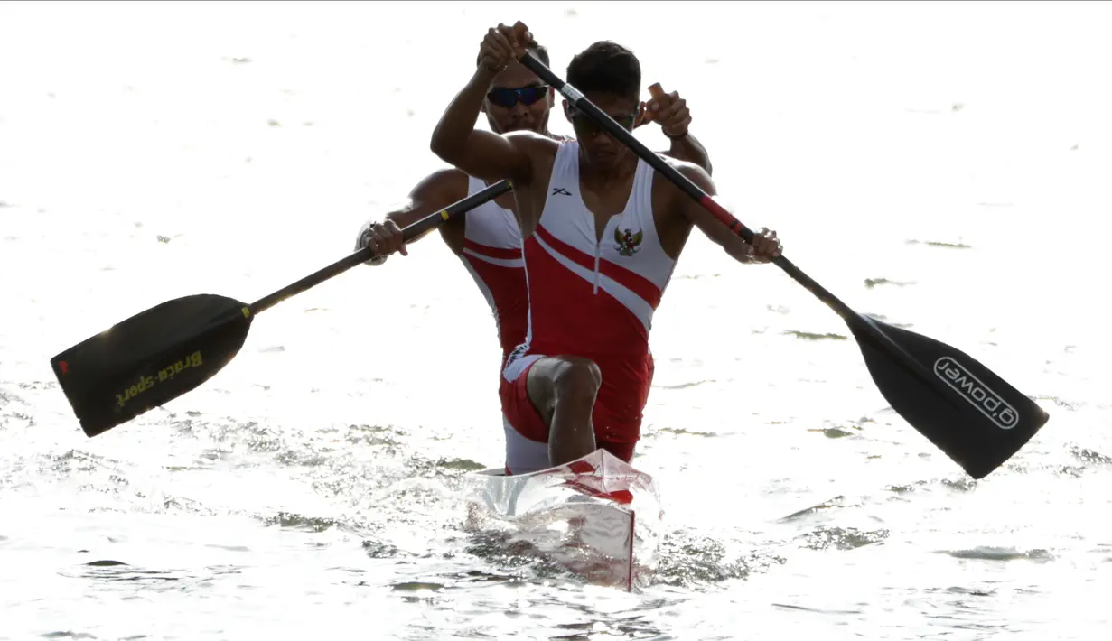 Pasangan Indonesia, Anwar Tara dan Yuda Firmansyah, saat beraksi pada SEA Games 2019 cabang kano nomor 1000 meter putra di Subic, Filipina, Jumat (6/12/2019). Pasangan Indonesia berhasil meraih medali emas. (Bola.com/M iqbal Ichsan)