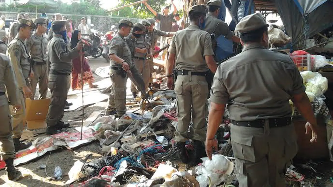 Satpol PP Jakarta Timur Bongkar Lapak Liar di Pasar Klender