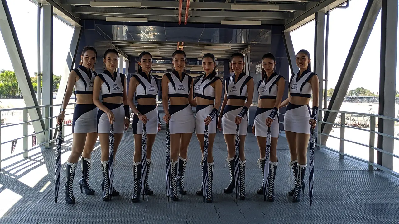 Sensasi berfoto bareng dengan umbrella girl Asia Road Racing Championship (ARRC) 2019 di Sirkuit Internasional Chang, Buriram, Thailand.