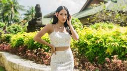 Menyelipkan bunga kamboja pink yang warnanya kontras dengan baju putih yang dikenakannya, bintang film KKN di Desa Penari ini curi perhatian. Hiasan bunga kamboja ini memang cocok dijadikan sebagai pilihan ketika rambut panjang indahnya dibiarkan digerai dan menutupi pundak bagian kirinya. (Liputan6.com/IG/@owliasarah)