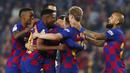 Para pemain Barcelona merayakan gol yang dicetak oleh Clement Lenglet ke gawang Real Valladolid pada laga La Liga 2019 di Stadion Camp Nou, Selasa (29/10). Barcelona menang 5-1 atas Real Valladolid. (AP/Joan Monfort)