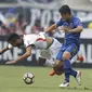 Gelandang Persib, Dedi Kusnandar, menjatuhkan gelandang Bali United, Marcos Flores, pada laga Liga 1 Indonesia di Stadion Si Jalak Harupat, Bandung, Kamis, (21/9/2017). Kedua klub bermain imbang 0-0. (Bola.com/M Iqbal Ichsan)