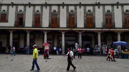 Suasana di Santo Domingo Square, Meksiko, (23/8). Notaris yang berada di pinggir jalan ini menerima jasa menulis surat terkait hukum perdata, lamaran kerja, wasiat, bahkan surat cinta. (AFP PHOTO/ALFREDO ESTRELLA)
