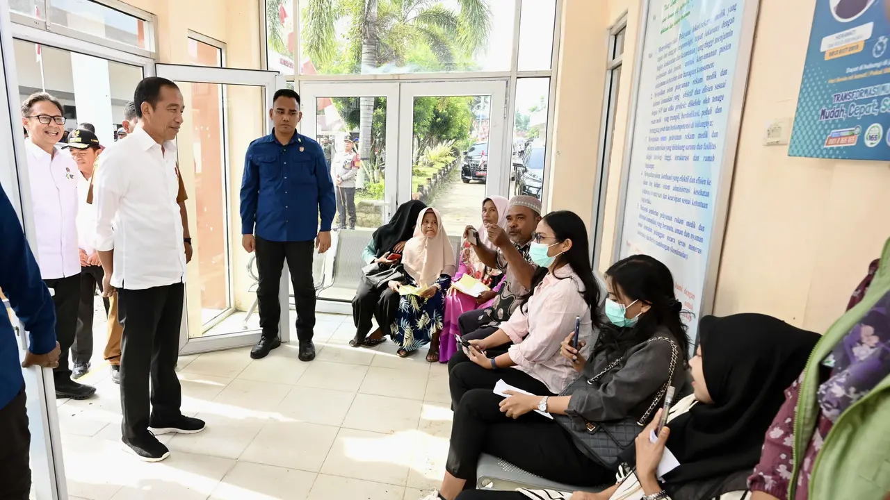Presiden Joko Widodo atau Jokowi mengunjungu Rumah Sakit Umum Daerah (RSUD) Sibuhuan di Sumatera Utara.