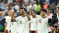 Gelandang Spanyol, Rodri (16), dan bek Pau Cubarsi (22) berselebrasi setelah kemenangan atas Prancis pada semifinal Piala Dunia 2026 di Dallas Stadium, Rabu (15/7/2026) dini hari WIB. (Paul Ellis/AFP)