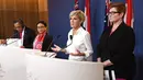 Menlu Australia Julie Bishop (kedua kanan) memberi keterangan usai mengadakan pertemuan di Sydney (16/3). Pertemuan tersebut membahas dinamika Indo - Pasific, kontra-terorisme, keamanan siber manusia dan keamanan maritim. (AFP Photo/Pool/William West)