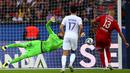 Keunggulan PSG nyaris hilang ketika tim tamu mendapatkan hadiah penalti menyusul pelanggaran Presnel Kimpembe di menit 69. Namun, eksekusi Islam Slimani bisa digagalkan oleh kiper PSG, Gianluigi Donnarumma. (AFP/Anne-Christine Poujoulat)