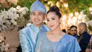 Sementara itu, Nagita Slavina mengenakan kebaya brokat yang dibuat oleh Didiet Maulana Didiet Maulana. Dipadukan kain songket dan bawahan serasi. [@wanda_haraa]