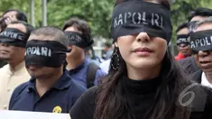 Aksi menolak pencalonan Budi Gunawan sebagai Kapolri di halaman gedung KPK, Jakarta, Kamis (15/1/2015). (Liputan6.com/Miftahul Hayat)