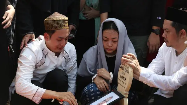 Saling Menguatkan, Ini 6 Potret Kebersamaan Kiki Farrel dan Dua Saudaranya